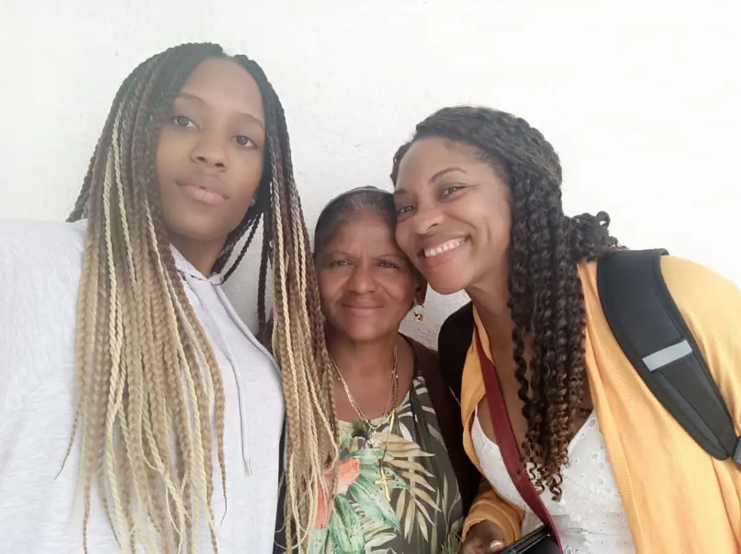 Liudmila junto a mujeres de su historia familiar